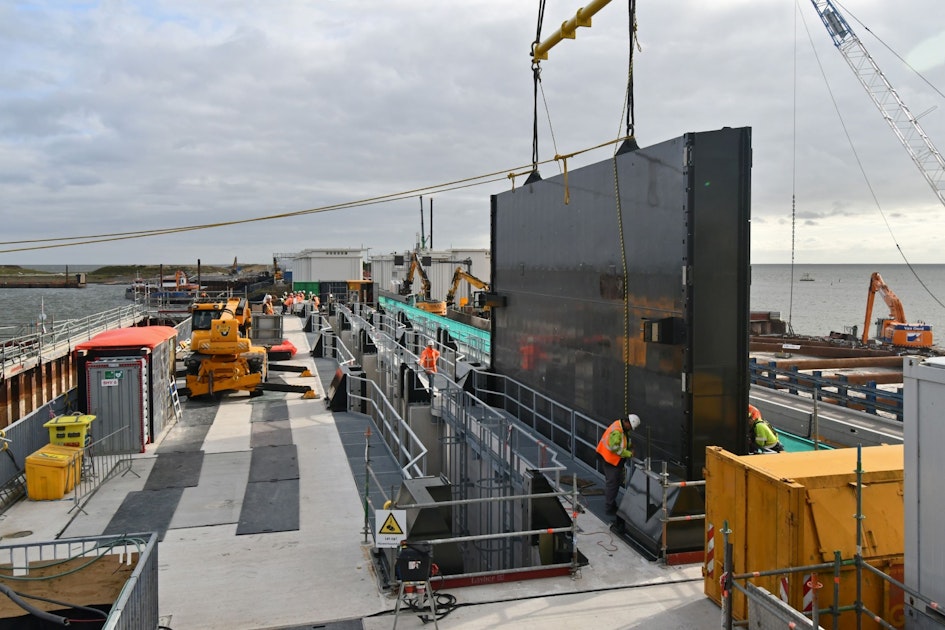 Afsluitdijk: de eerste kolossale spuischuiven zijn geplaatst