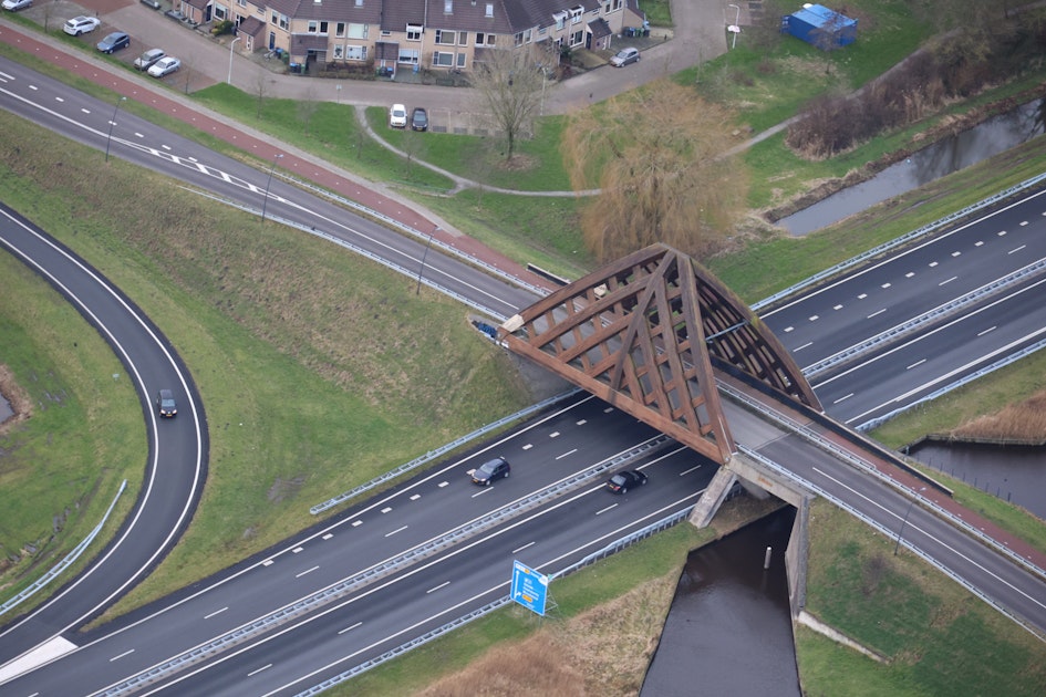 Renovatie houten brug Krúsrak over N7 bij Sneek van start
