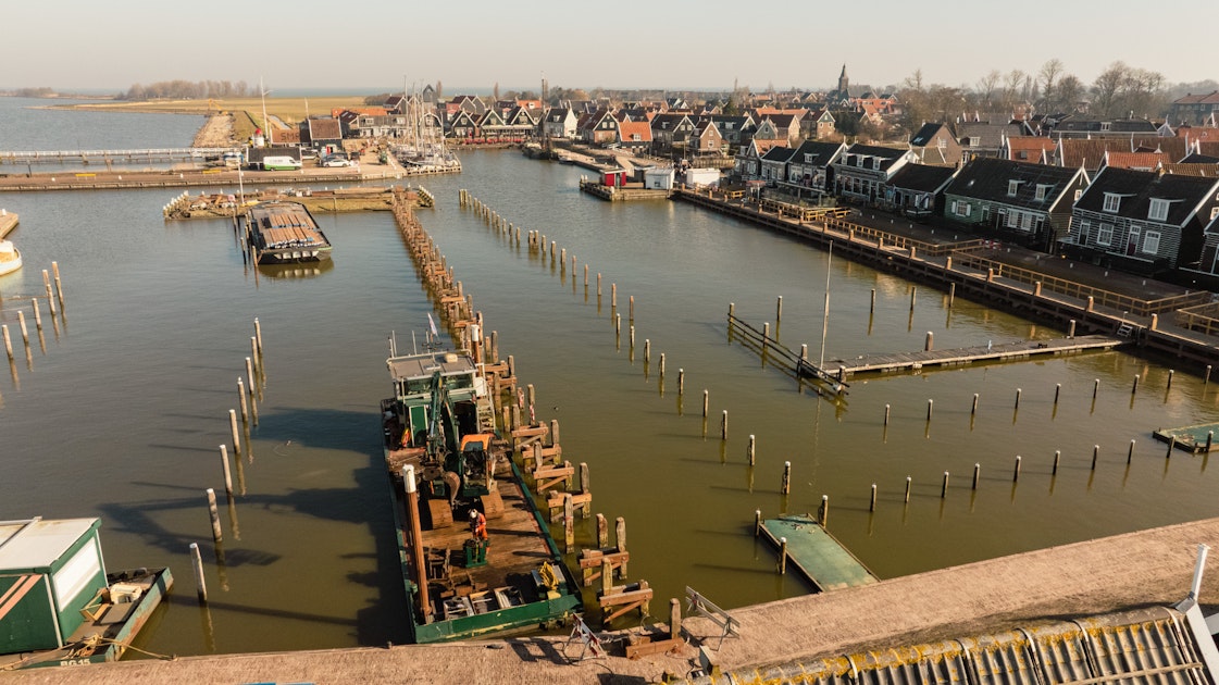 De blik van de bewoner bij havenwerkzaamheden Marken