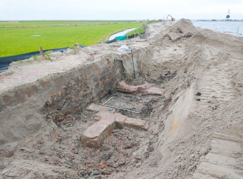 Historische sluis ontdekt bij dijkwerkzaamheden Marken