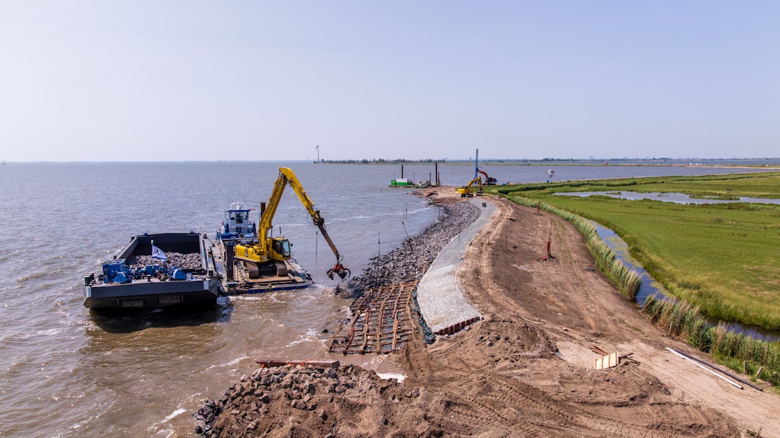 Zet- en stortstenen op Marken: tegen golven en erosie