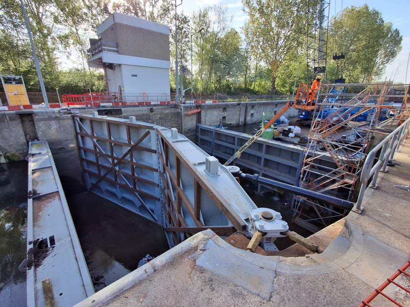 Sluis Roermond: monumentale deuren hersteld, nog wel aangepast schutten