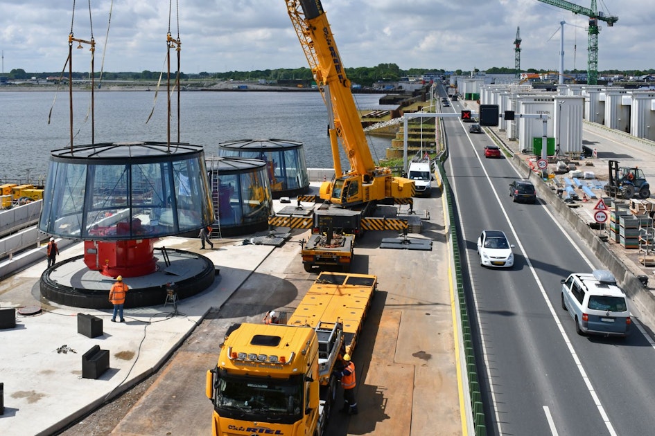Gigantische glazen koepels dekken megapompen gemaal Afsluitdijk af