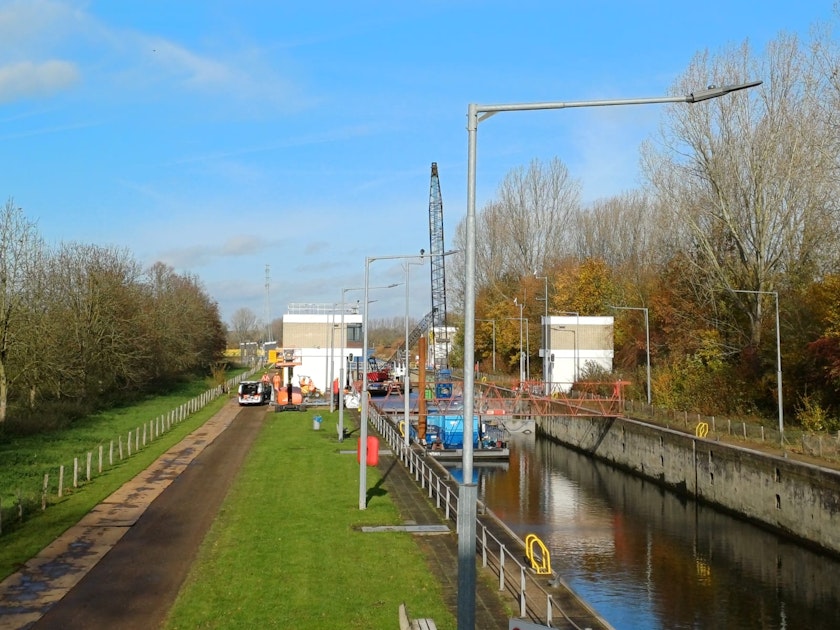 Terugplaatsing monumentale deuren sluis Roermond na aanvaring