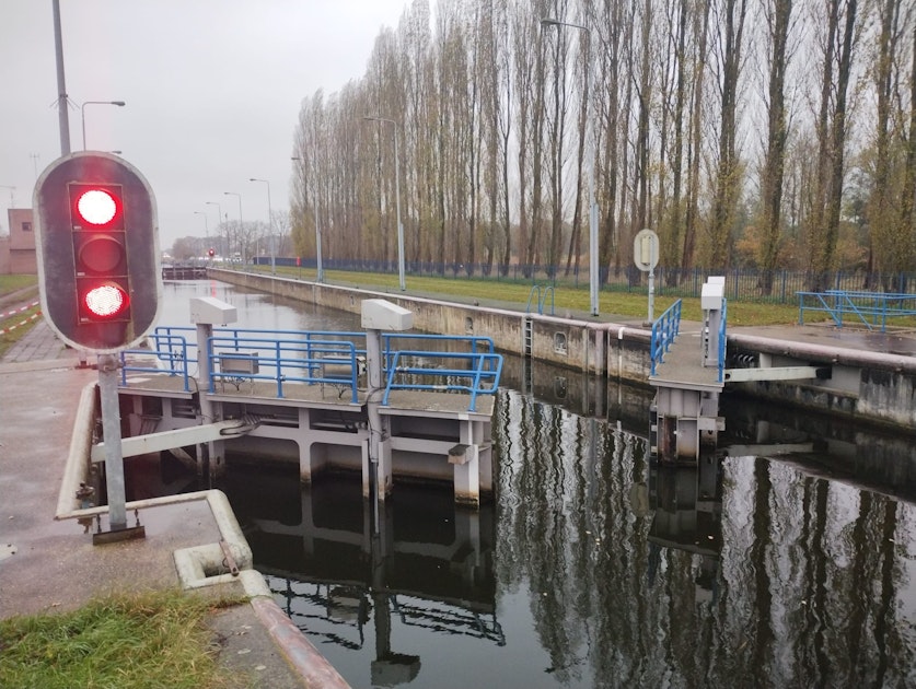 Sluis Schijndel gestremd door aanvaring binnenvaartschip