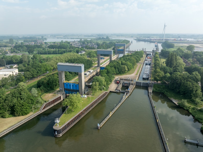 Maas-Waalkanaal: vernieuwing sluiscomplexen Weurt en Heumen