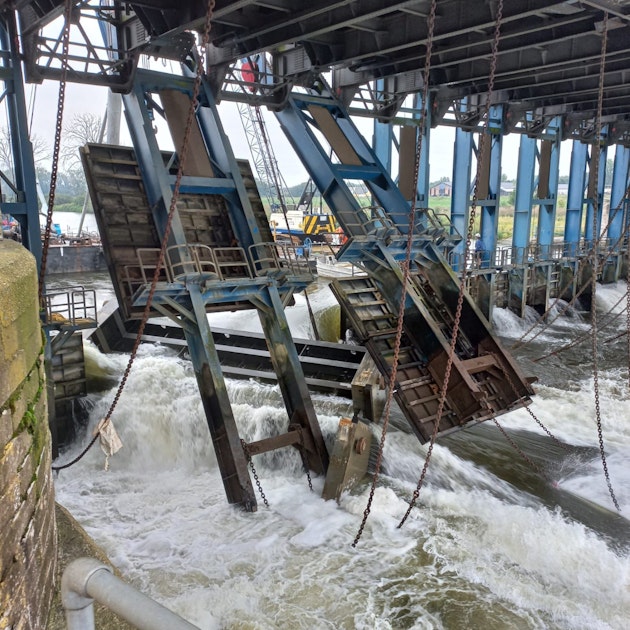 Stuw Grave: problemen met 2 jukken, Maas tussen Sambeek en Grave gestremd