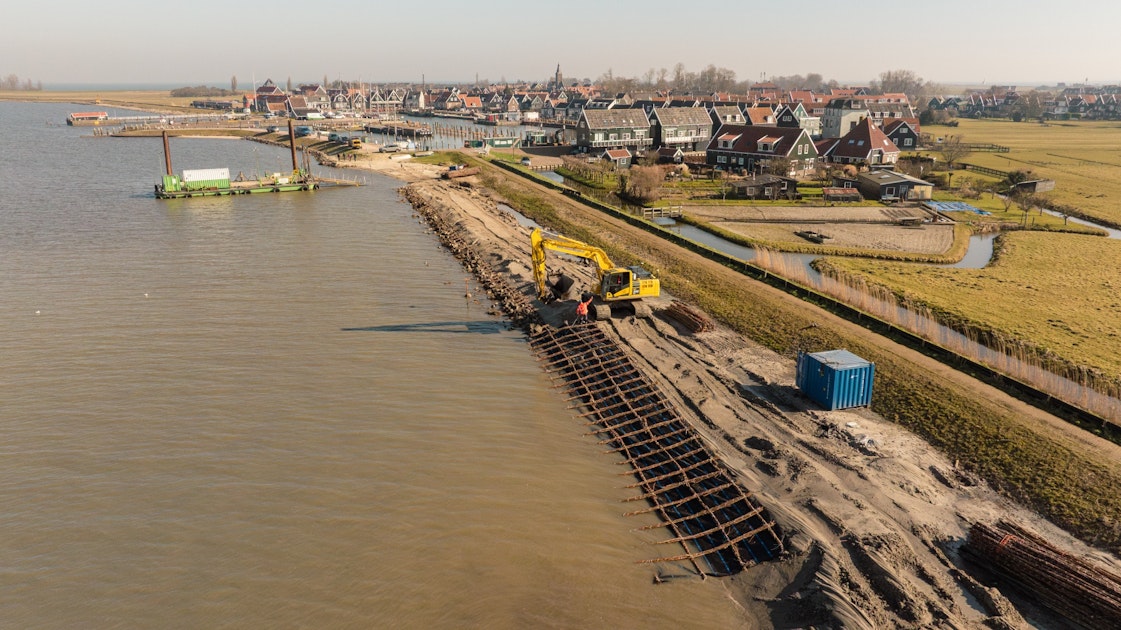 Wilgentakken beschermen de dijk op Marken
